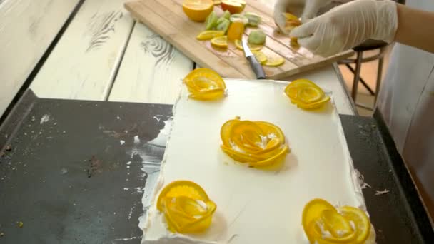 Decoración de pasteles con frutas frescas . — Vídeos de Stock