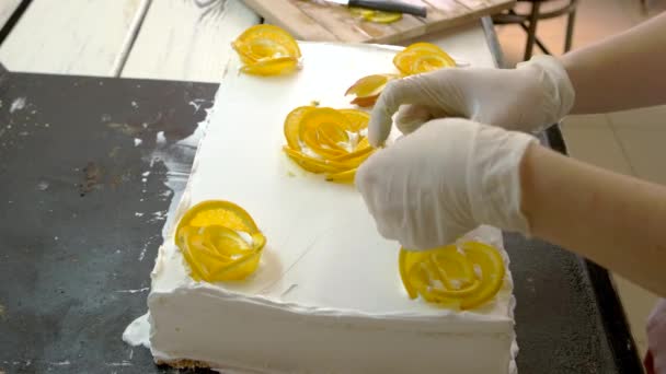 Dekoracja ciasto z kawałkami owoców. — Wideo stockowe
