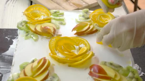 Taart decoratie met vers fruit. — Stockvideo