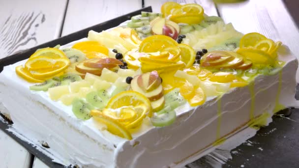 Cuocere versando gelatina sulla torta decorata . — Video Stock