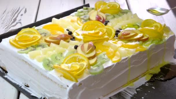 Cake met vruchten en gelei. — Stockvideo