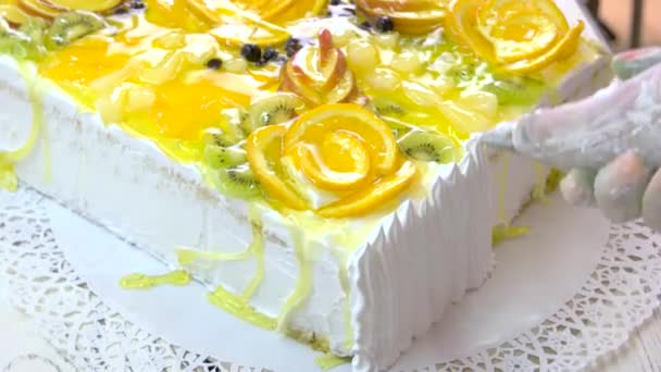 Chef decorating cake with white cream. — Stock Video