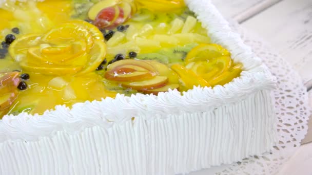 Torta bellamente decorada con frutas frescas . — Vídeos de Stock