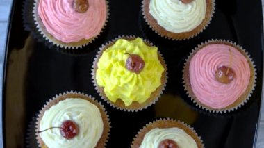 Kiraz kek kiraz pasta krema dolgulu.