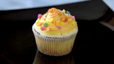Plaka üzerinde hassas kremalı Cupcake.