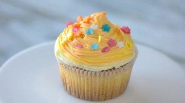 Beyaz tabakta lezzetli bir tatlı..