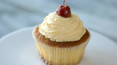 Cupcake vanilya Tepesi plaka ile.