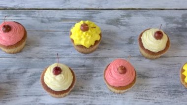 Cupcake ahşap arka plan üzerinde satırları.