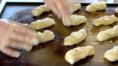 Fırın tepsisindeki ham pasta.