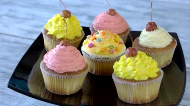 Cupcakes met roomboter glazuur. — Stockvideo