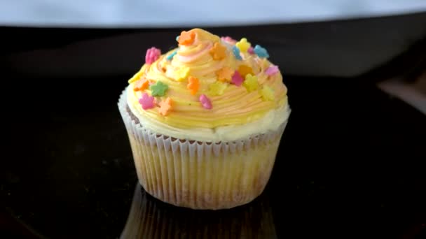 Cupcake con delicada crema de naranja . — Vídeos de Stock