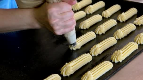 Boru choux pasta üzerine fırın tepsisi. — Stok video