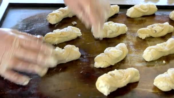 Ruwe gebak op oven dienblad. — Stockvideo