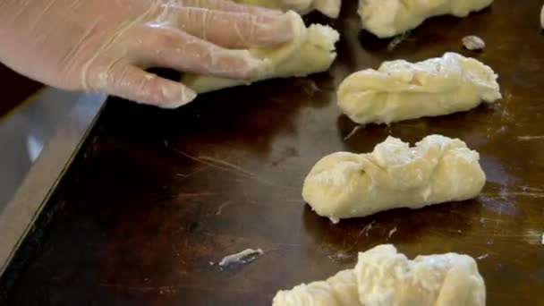 Maken van gebakjes bij bakkerij van de banketbakker. — Stockvideo