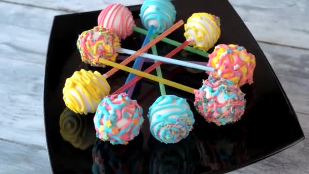 Cake Pops mit unterschiedlichem Geschmack. — Stockvideo