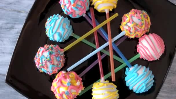 Teller mit bunten Cake Pops. — Stockvideo