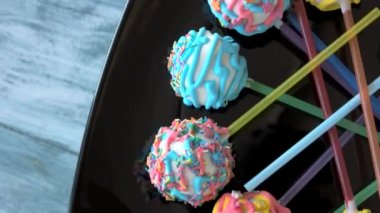 Top şeklindeki sweets sopa dekore edilmiş.