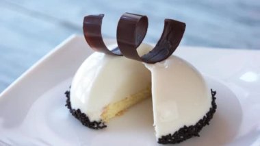 Beyaz plaka üzerinde taze mousse kek.