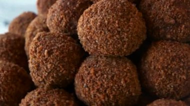 Çikolata kakao ve bisküvi kaplı şekerler.