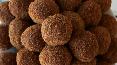 Karanlık top şeklinde tatlı yakın çekim.