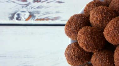 Lezzetli tatlı top şeklinde.