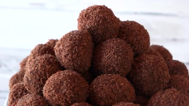 Heap of brown ball-shaped sweets. — Stock Video