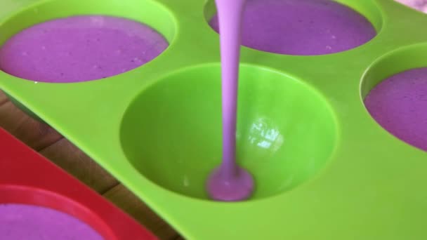 Moldes de silicona verde con mousse púrpura . — Vídeo de stock