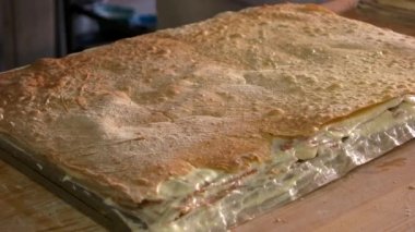 Katmanlı pasta ekmek hazırlama.