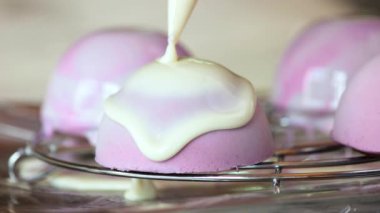 Sıvı sır ile kubbe şeklinde pasta kapsayan.