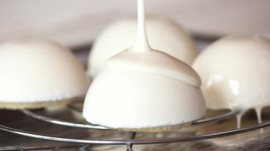 Bir ayna sır mousse kek dökülen.