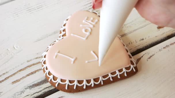 Valentinstag-Keks auf Holzgrund. — Stockvideo