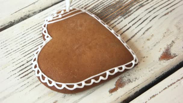 Piping a lace on fresh gingerbread cookie. — Stock Video