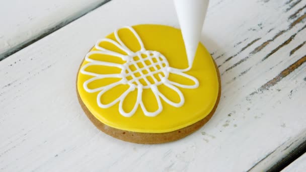 Прикраса жовтого печива з білою квіткою . — стокове відео