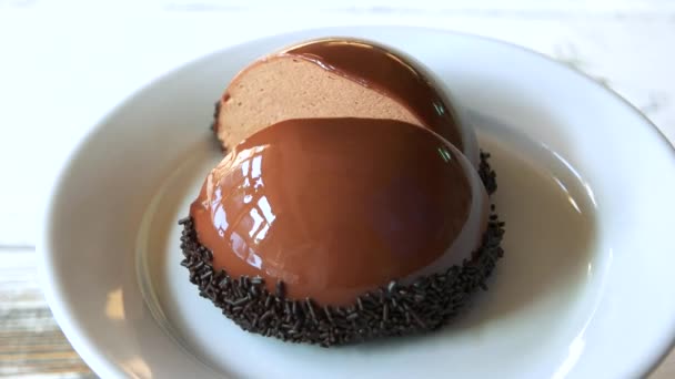 Francouzské mousse dort zdobený čokoládou.