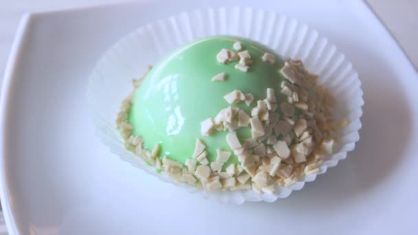 Fransk mousse täckt med mint glasyr. — Stockvideo