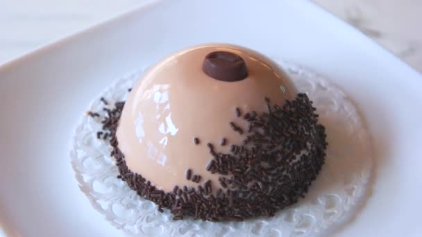 Teller mit kuppelförmigem Dessert. — Stockvideo