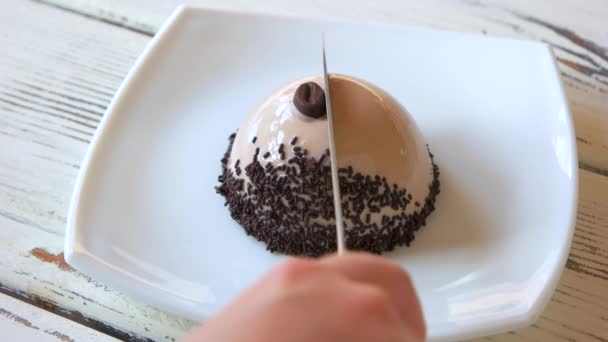 Couteau coupe gâteau en forme de dôme . — Video