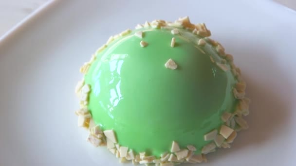 Lekker dessert met groen glazuur. — Stockvideo