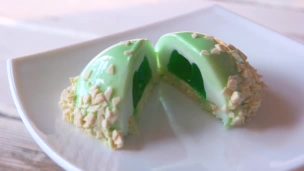 Geglazuurde dessert met delicate smaak. — Stockvideo