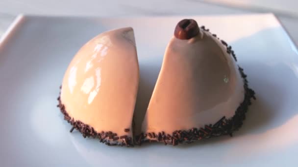 Lekker dessert met spiegel suikerglazuur. — Stockvideo