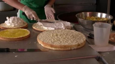 Baker koyarak buttercream kek üzerine.