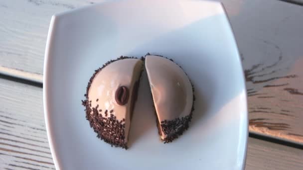 Kaffee-Mousse-Kuchen. — Stockvideo