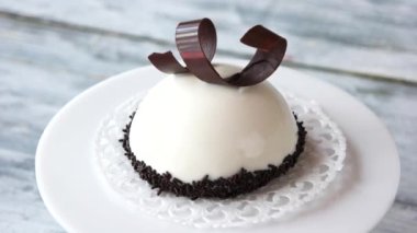 Vanilya aroması ile Mousse kek.