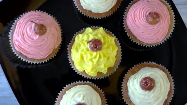 Cupcakes com cobertura de queijo creme . — Vídeo de Stock