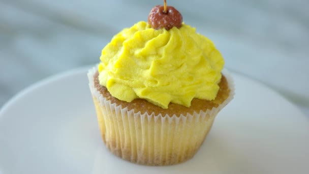 Cupcake with delicious yellow cream. — Stock Video