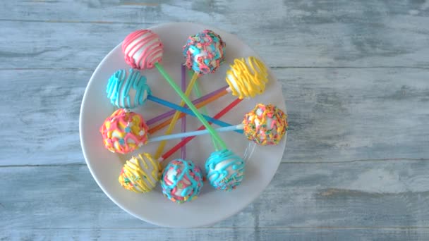 Bunte Cake Pops auf Holzgrund. — Stockvideo