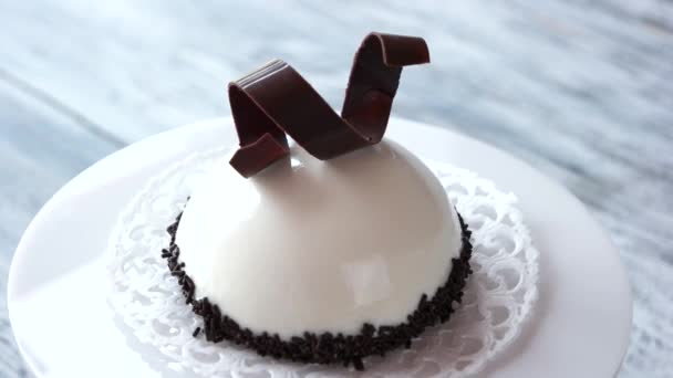 Torta Mousse Con Spirale Cioccolato Pasticceria Francese Con Glassa Bianca — Video Stock