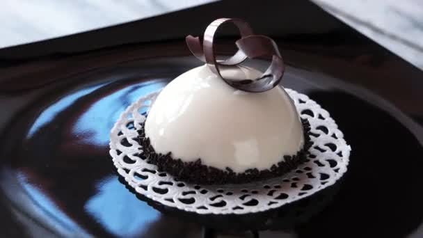Frans mousse taart bedekt met witte glazuur. — Stockvideo