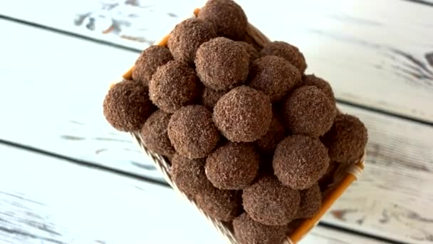 Bolyhos labda-alakú édesség-kosár. — Stock videók