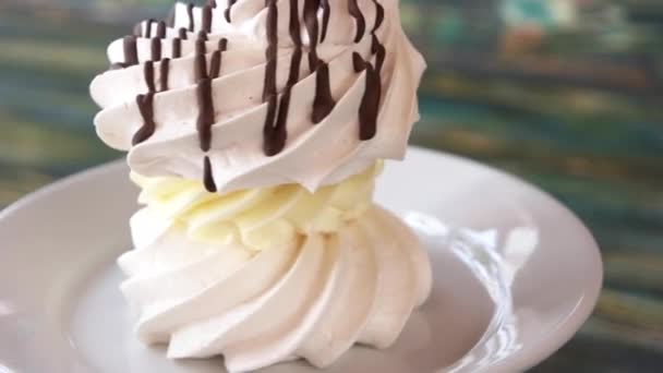 Meringue dessert met boter crème. — Stockvideo